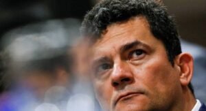 FIM VERGONHOSO! Sergio Moro Mente e É Humilhado pela Polícia Federal!